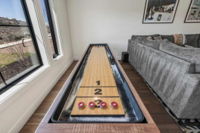6-Bedroom House, Sleeps 25, Tesla Friendly, New Build Near PCMR, Rooftop Spa